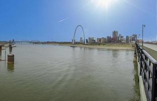 visie aan de overkant de Mississippi rivier- naar de Super goed boog van st. louis Bij dag foto