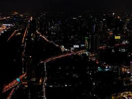 nacht antenne visie van een stad foto