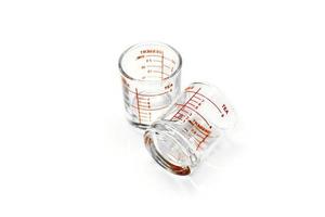 geneeskunde meten glazen bekers isoleren op een witte achtergrond. foto