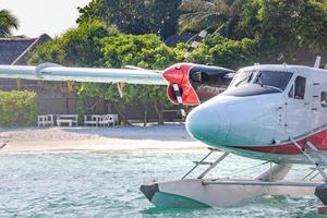 exotisch tafereel met watervliegtuig Aan Maldiven zee landen. vakantie of vakantie in Maldiven concept achtergrond foto