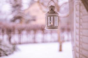 wit ijzer lantaarn Aan knus geweldig winter wonderland achtergrond. warm tonen Aan verkoudheid winter tafereel, ontspannende en vredig visie. perfect winter achtergrond, vrolijk Kerstmis en gelukkig vakantie kopiëren ruimte foto