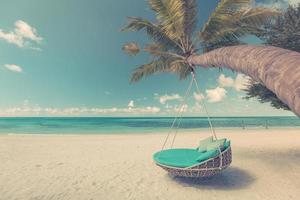 tropisch strand achtergrond net zo zomer landschap met strand schommel of hangmat over- wit zand en kalmte zee voor strand spandoek. zonsondergang strand tafereel vakantie en zomer vakantie concept. zacht omhoog kleur werkwijze foto