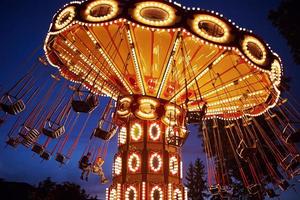 carrousel draaimolen in amusement park Bij een nacht stad foto