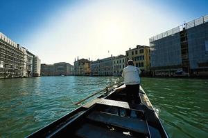 gondelier op reis naar beneden de waterwegen in Venetië, Italië. foto