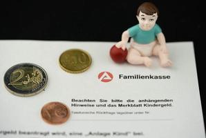 kinderen kosten een veel van geld. Daar is sommige ondersteuning van de staat door kind voordeel foto