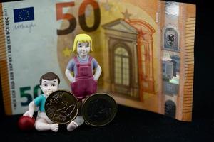 kinderen kosten een veel van geld. Daar is sommige ondersteuning van de staat door kind voordeel foto