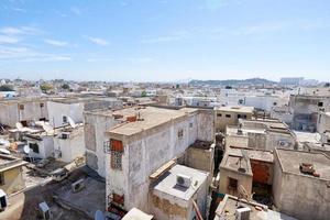 visie van de oud medina van Tunis, unesco. in de omgeving van 700 monumenten, inclusief paleizen, moskeeën, mausolea, madrasa's en fonteinen, getuigen naar deze opmerkelijk historisch stad. foto