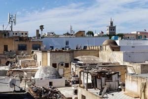 visie van de oud medina van Tunis, unesco. in de omgeving van 700 monumenten, inclusief paleizen, moskeeën, mausolea, madrasa's en fonteinen, getuigen naar deze opmerkelijk historisch stad. foto