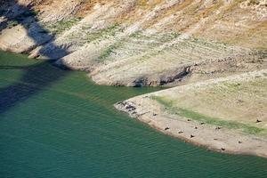 antenne dar visie van laag niveaus van de dam rivier. tekort van water. klimaat Wijzigen. erge, ernstige droogte. globaal opwarming. milieu ramp. Nee water naar droog landbouw velden. foto