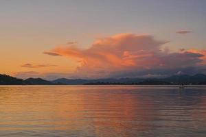 avond warm landschap van fethiye baai, wazig achtergrond van een berg reeks en cumulus wolken in de stralen van de zon, een idee voor een achtergrond foto