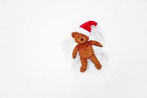sneeuw engel, overhead visie - schattig teddy beer in rood de kerstman hoed hebben pret Aan winter vakantie foto