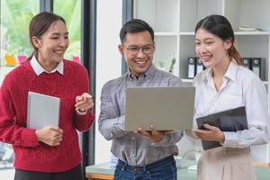 marketing, financieel, boekhouding, planning, team bedrijf drukt uit zijn vreugde Bij maken jaar- winsten voor een geslaagd bedrijf. foto