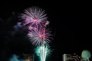 vuurwerk viering Aan de rivier- in de donker lucht foto