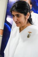 nieuw Delhi, Indië, oktober 16 2022 - bk shivani gedurende meditatie sessie, shivani verma, beter bekend net zo bk Shivani, is een leraar in de Brahma kumaris geestelijk yoga en meditatie beweging van Indië foto