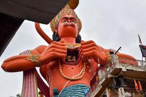 groot standbeeld van heer Hanuman in de buurt de Delhi metro brug gelegen in de buurt karol zak, Delhi, Indië, heer Hanuman groot standbeeld aanraken lucht foto