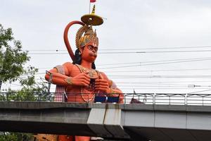 groot standbeeld van heer Hanuman in de buurt de Delhi metro brug gelegen in de buurt karol zak, Delhi, Indië, heer Hanuman groot standbeeld aanraken lucht foto