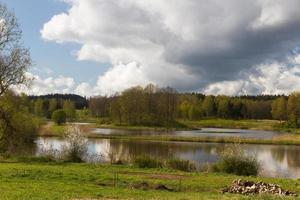 landschappen van de Litouws platteland in voorjaar foto