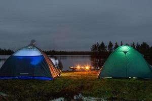 camping en tenten door de meer foto