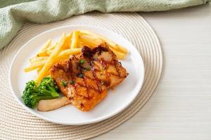 gegrild kip steak met aardappel chips of Frans Patat foto