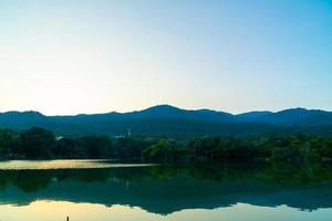 ang kaew-meer aan de universiteit van chiang mai met beboste berg foto