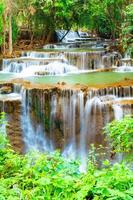 verbazingwekkend kleurrijk waterval in nationaal park Woud gedurende lente, mooi diep Woud in thailand, techniek lang blootstelling, gedurende vakantie en kom tot rust tijd. foto