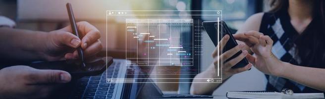 analist werken met computer in bedrijf analytics en gegevens beheer systeem naar maken verslag doen van met kpi en statistieken verbonden naar databank. zakelijke strategie voor financiën, activiteiten, verkoop, afzet foto