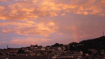 de kleurrijk regenboog stijgende lijn omhoog in de lucht na de zomer regen foto