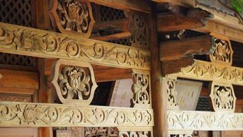 de oud houten Chinese gebouwen met de sculpturen Aan hen foto