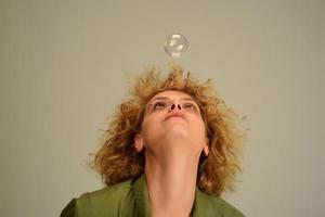 aantrekkelijk jong vrouw model- blazen zeep bubbels foto