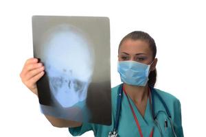 jong vrouw dokter chirurg Holding geduldig X straal. geïsoleerd Aan wit achtergrond foto