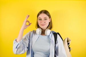 jong Kaukasisch vrouw tonen OK hand- sign.studio portret Aan geel achtergrond foto