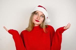 aantrekkelijk vrouw met de kerstman hoed op zoek verbaasd wat naar geven voor Kerstmis .kerstmis banne foto