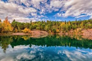 toneel- visie van spiegel Leuk vinden reflectie van zorg meer in zuiden van Frankrijk in herfst kleuren tegen dramatisch lucht foto