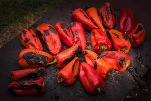 detailopname visie van gebakken Chili paprika's Aan heet ijzer bord buitenshuis foto