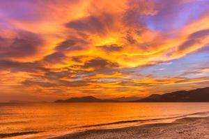 toneel- visie van zonsondergang Aan een van de meest mooi strand in cote d'azur Frankrijk foto