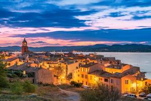 toneel- visie van heilige tropez na zonsondergang met stad lichten draaide zich om Aan foto