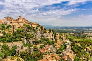 toneel- visie van de dorp van gordes in Provence, zuiden van Frankrijk tegen dramatisch lucht foto