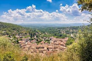 toneel- visie van cotignac dorp in Provence, zuiden van Frankrijk tegen dramatisch zomer lucht foto