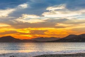 toneel- visie van kleurrijk zonsondergang Bij de strand in cote d'azur Frankrijk foto