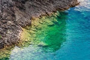 antenne visie van rotsen grenzend de turkoois water meer van sainte kruiswoordraadsel in zuiden van Frankrijk foto