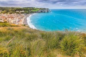 toneel- visie van verzadigd zee Bij etretat in Normandië, Frankrijk tegen bewolkt lucht foto