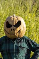 jong vrouw met een pompoen Aan haar hoofd voor halloween, dag van de dood, Mexico foto