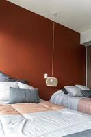 hotel airbnb kamer met vers gemaakt koning formaat bed met hoofdeinde, perfect schoon en gestreken lakens foto