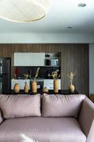 mooi kamer met terracotta gekleurde meubilair, modern en elegant ontwerp foto