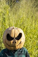 jong vrouw met een pompoen Aan haar hoofd voor halloween, dag van de dood, Mexico foto