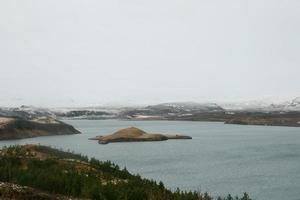 een typisch IJslands landschap met bergen, meren, rivieren en sneeuw door voorjaar 4 foto