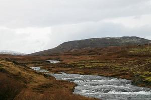 een typisch IJslands landschap met bergen, rivieren en vegetatie 10 foto