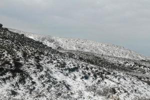 lava veld- in IJsland gedekt in sneeuw foto