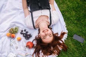 top visie van jong vrouw aan het liegen in de park foto