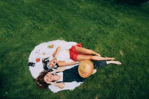 top visie, twee jong Dames aan het liegen in de park foto